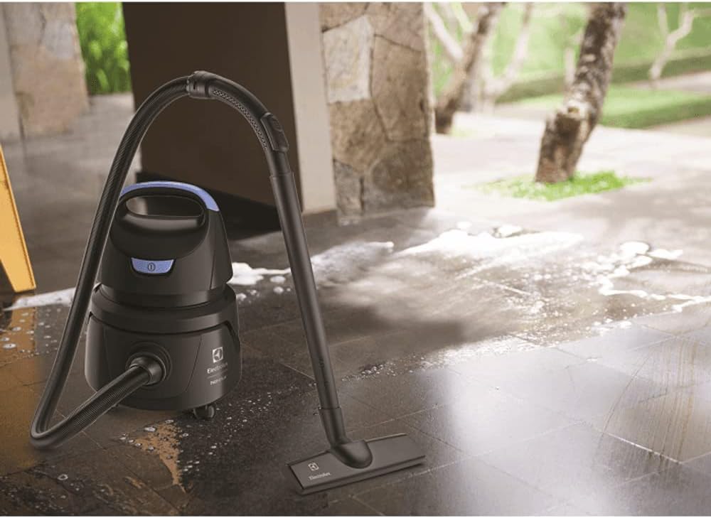 Aspiradora compacta Electrolux con potente función de soplado 1400W 12 L total 5 L útiles protector térmico AWD01 127v